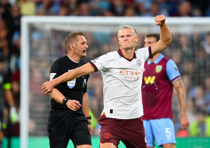  曼城德比战丁丁任意球制胜，曼联主场饮恨  